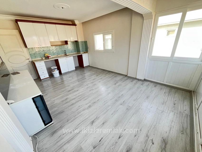 Large 2+1 Middle Floor Apartment For Sale In Ürkmez Center, Close To The Sea