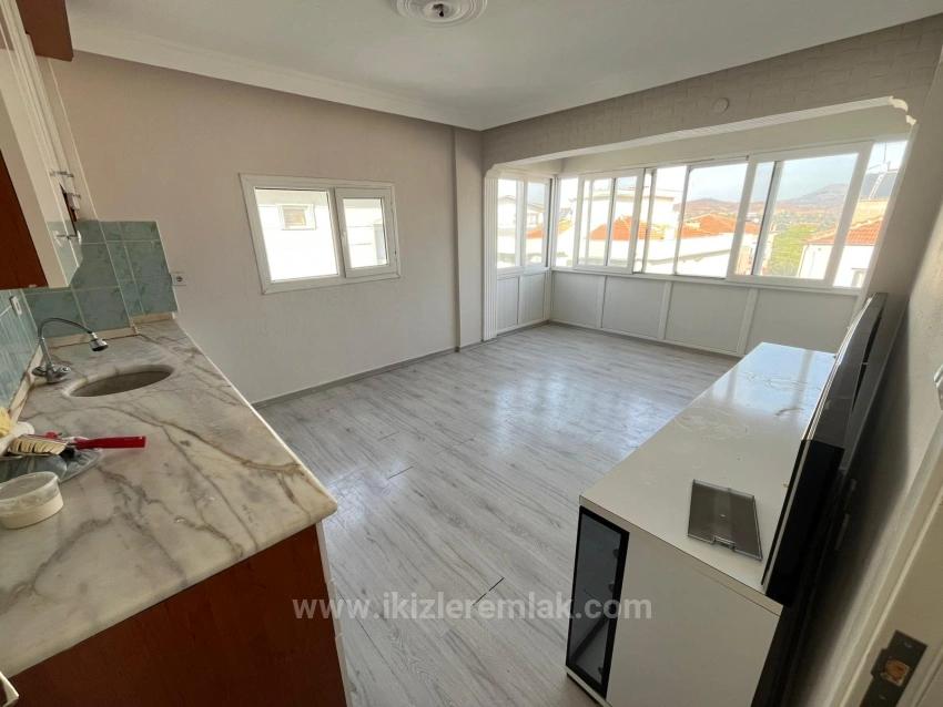Large 2+1 Middle Floor Apartment For Sale In Ürkmez Center, Close To The Sea
