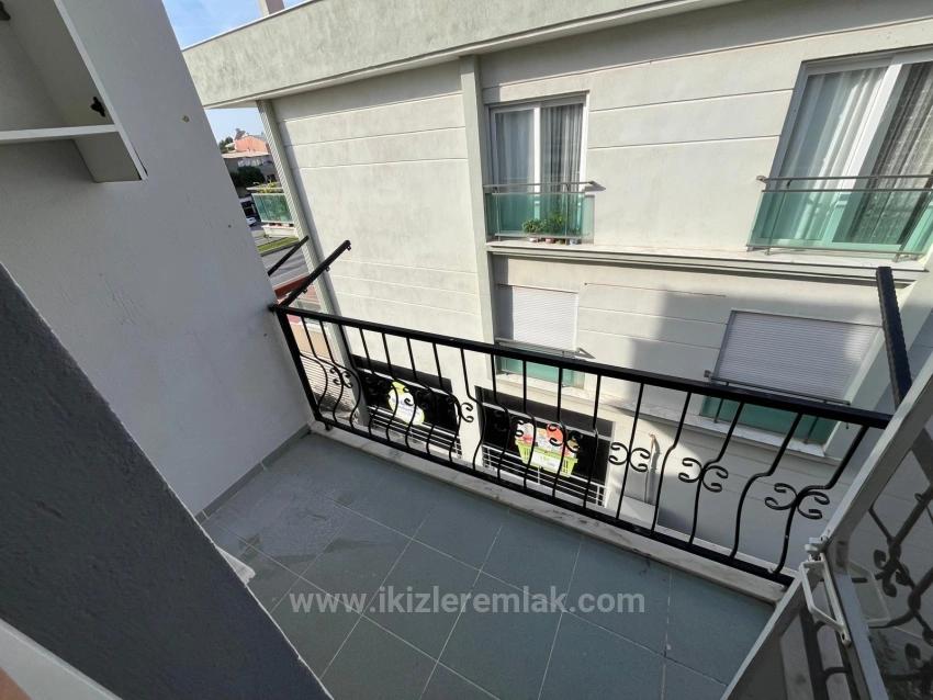 Large 2+1 Middle Floor Apartment For Sale In Ürkmez Center, Close To The Sea