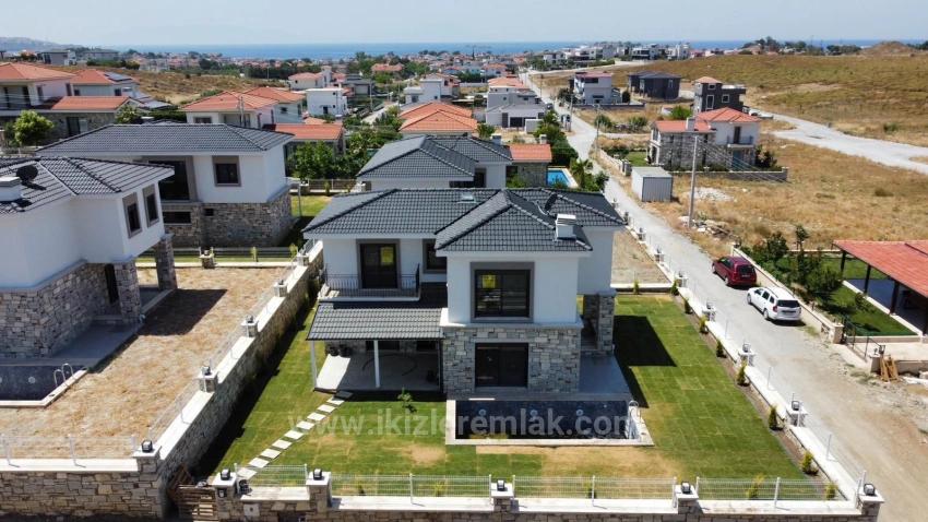 4+1 Villa With Private Pool And Luxury Fireplace For Sale In Seferihisar Akarca