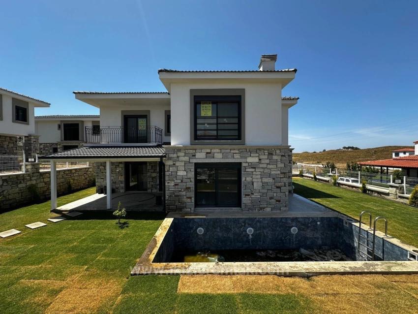 4+1 Villa With Private Pool And Luxury Fireplace For Sale In Seferihisar Akarca