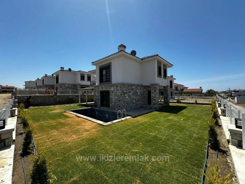 4+1 Villa With Private Pool And Luxury Fireplace For Sale In Seferihisar Akarca