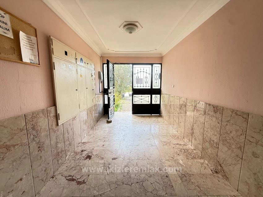 2+1 80M2 Apartment For Sale In Seferihisar Ürkmez Center, No Additional Renovation Needed