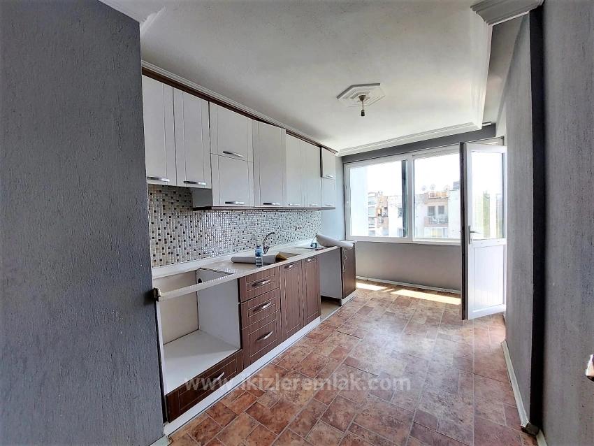 2+1 Apartment For Sale In Seferihisar Ürkmez Center, Separate Kitchen