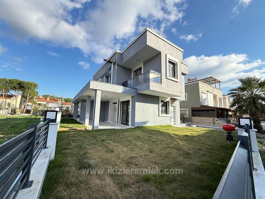 3+1 Bedroom Villa For Sale in Cumhuriyet Nbh. Seferihisar Doğanbey - 180 m²
