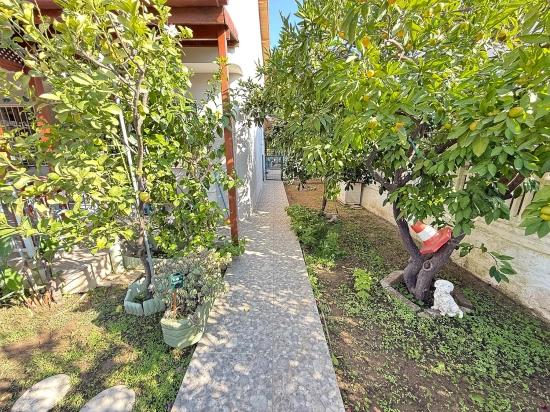 3+1 Villa With Garden For Sale By The Sea In Seferihisar Ürkmez