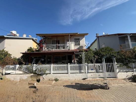 3+1 Villa With Garden For Sale By The Sea In Seferihisar Ürkmez