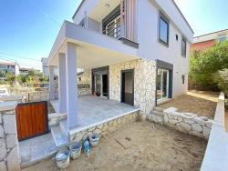 3+1 Bedroom Villa For Sale in Cumhuriyet Nbh. Seferihisar Doğanbey - 200 m²