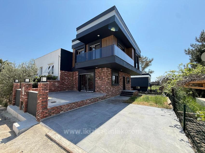 Для Продажи Вилла 3+1 в Cumhuriyet Seferihisar Doğanbey - 200 m²