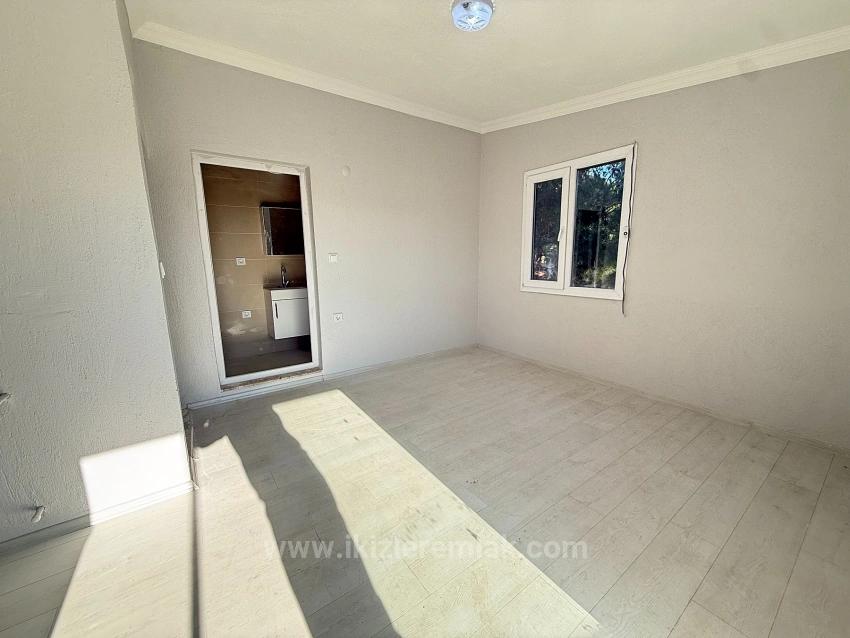 Продается Новый Двухэтажный Летний Домик С Садом (2 Спальни, 1 Ванная Комната) В Паямлы, Сеферихисар.