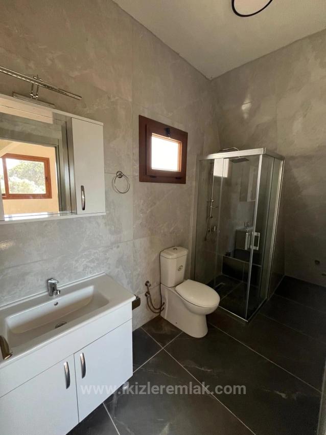 Продается Сборный Отдельно Стоящий Летний Домик С 2 Спальнями И 1 Ванной Комнатой В Мендерес-Гюмюльдюре, Расположенный На Участке Площадью 200 Квадратных Метров.