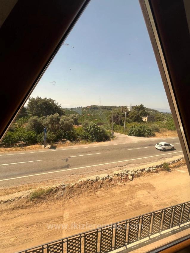 Продается Сборный Отдельно Стоящий Летний Домик С 2 Спальнями И 1 Ванной Комнатой В Мендерес-Гюмюльдюре, Расположенный На Участке Площадью 200 Квадратных Метров.