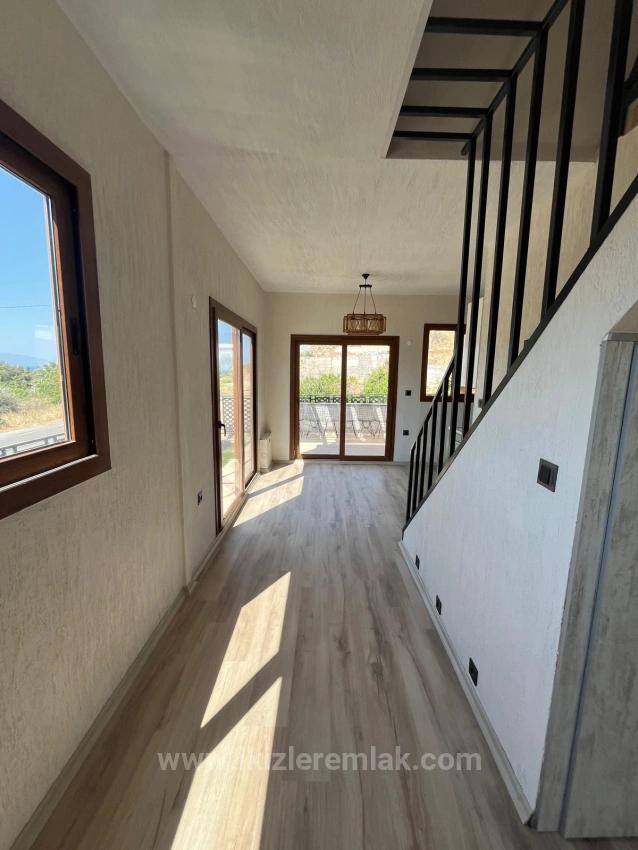 Продается Сборный Отдельно Стоящий Летний Домик С 2 Спальнями И 1 Ванной Комнатой В Мендерес-Гюмюльдюре, Расположенный На Участке Площадью 200 Квадратных Метров.