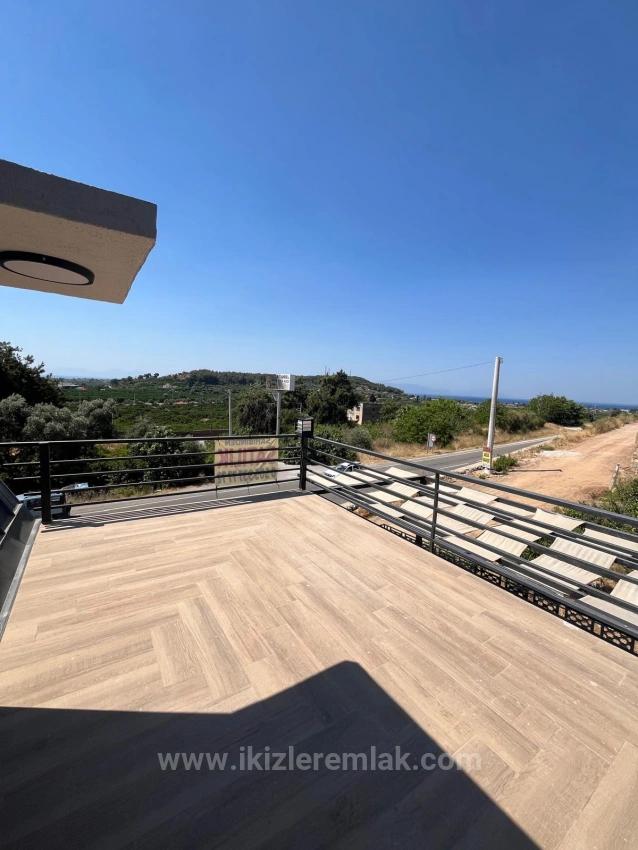 Продается Сборный Отдельно Стоящий Летний Домик С 2 Спальнями И 1 Ванной Комнатой В Мендерес-Гюмюльдюре, Расположенный На Участке Площадью 200 Квадратных Метров.