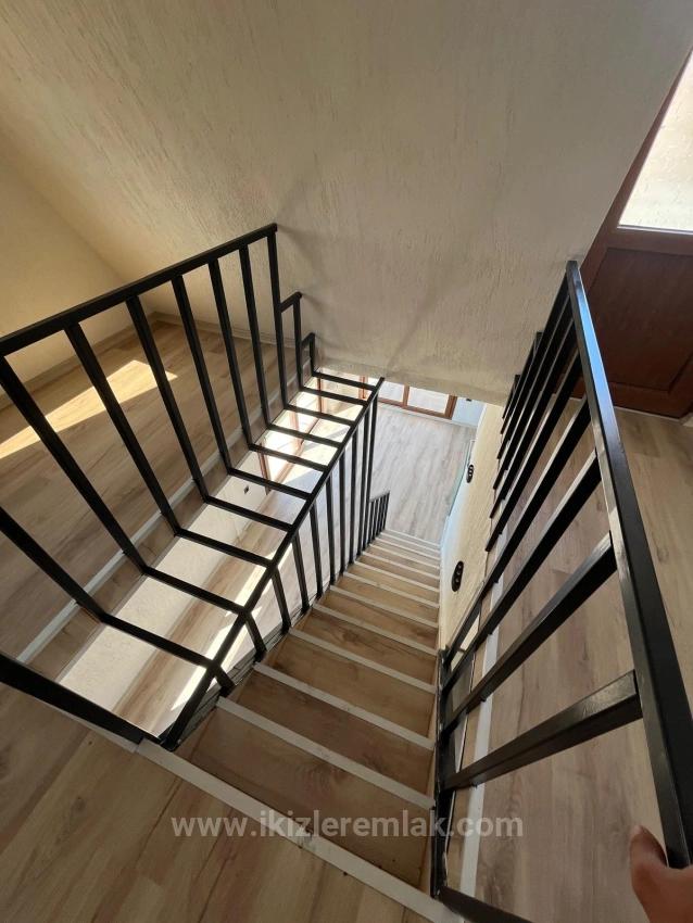 Продается Сборный Отдельно Стоящий Летний Домик С 2 Спальнями И 1 Ванной Комнатой В Мендерес-Гюмюльдюре, Расположенный На Участке Площадью 200 Квадратных Метров.