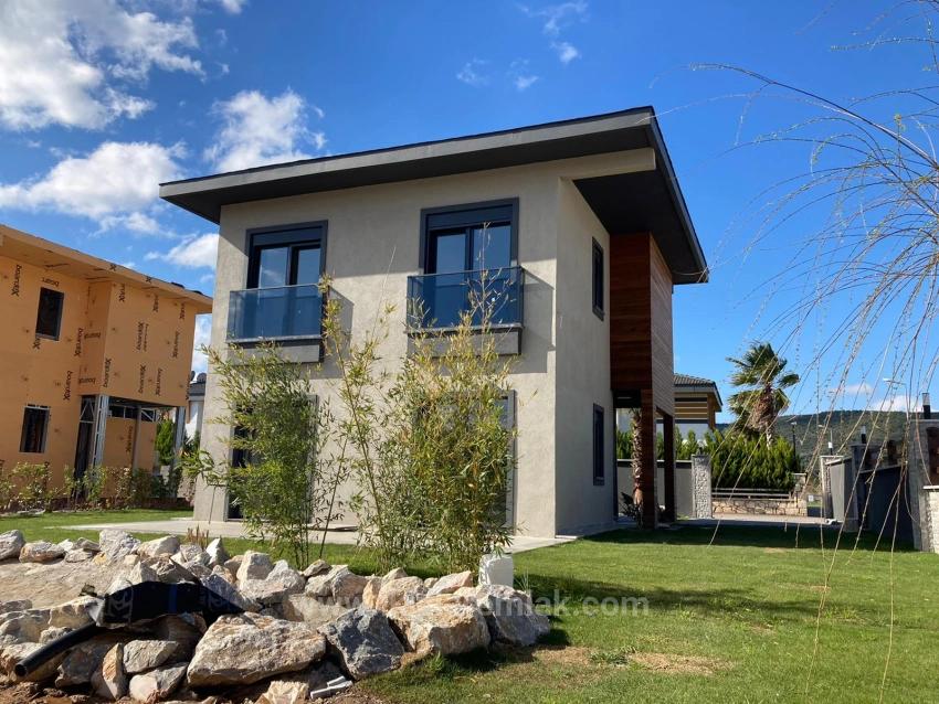 Продается Двухуровневая Вилла 3+1 С Просторным Садом В Доганбее, Сеферихисар.