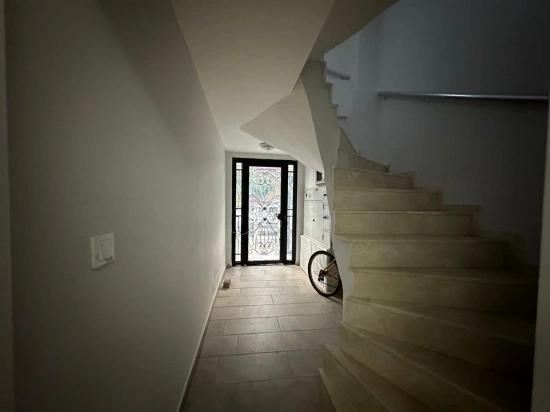 Продается Квартира 2+1 На Первом Этаже В Районе Сеферихисар-Доганбей, В 200 М От Моря