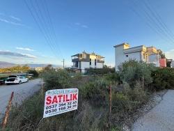 Угловой Участок Площадью 285 Квадратных Метров С Разрешением На Строительство Продается В Районе Сеферихисар, Доганбей.