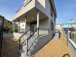 В Доганбее, Сеферихисар, Продается Совершенно Новая Отдельно Стоящая Вилла С 3 Спальнями, 1 Ванной Комнатой И Садом.