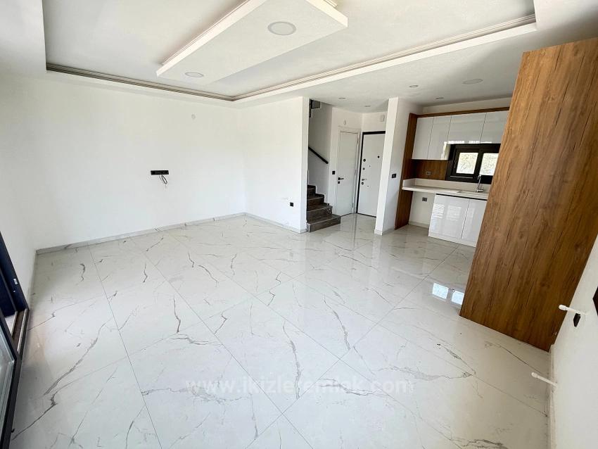 Seferihisar Doğanbey'de Denıze Yakın Satılık Genıs Bahcelı Sıfır 3+1 Villa
