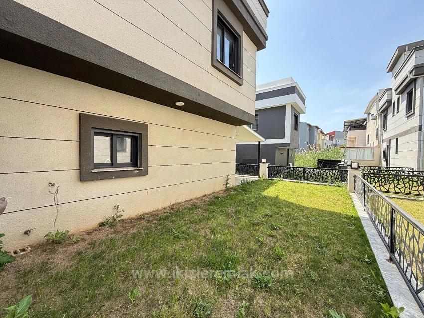 Ürkmez Doğanbey'de Denize Yakın Satılık Bahceli 2+1 Villa