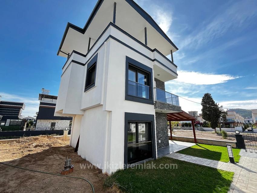 Seferihisar Doğanbey'de Satılık Sıfır Müstakil Havuzlu 3+1 Villa