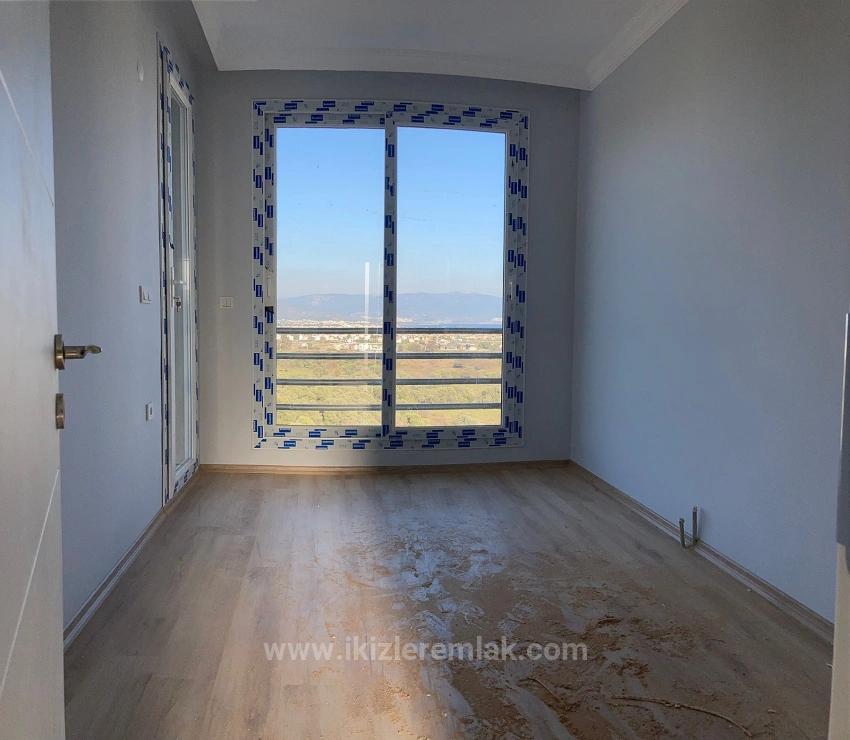Seferihisar Doğanbeyde Satılık 2+1 Deniz Manzaralı Bahçeli Villa