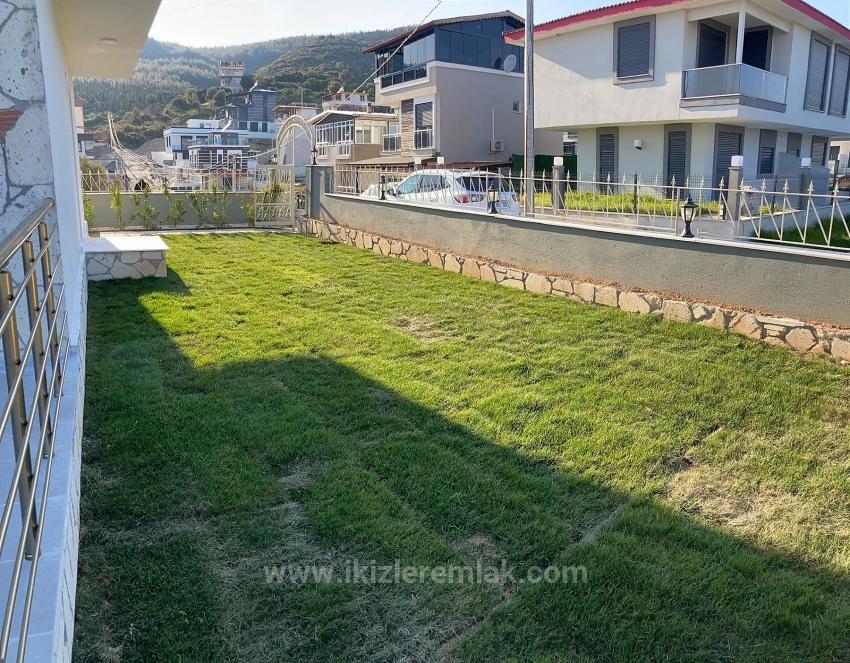 Seferihisar Doğanbeyde Satılık 2+1 Deniz Manzaralı Bahçeli Villa