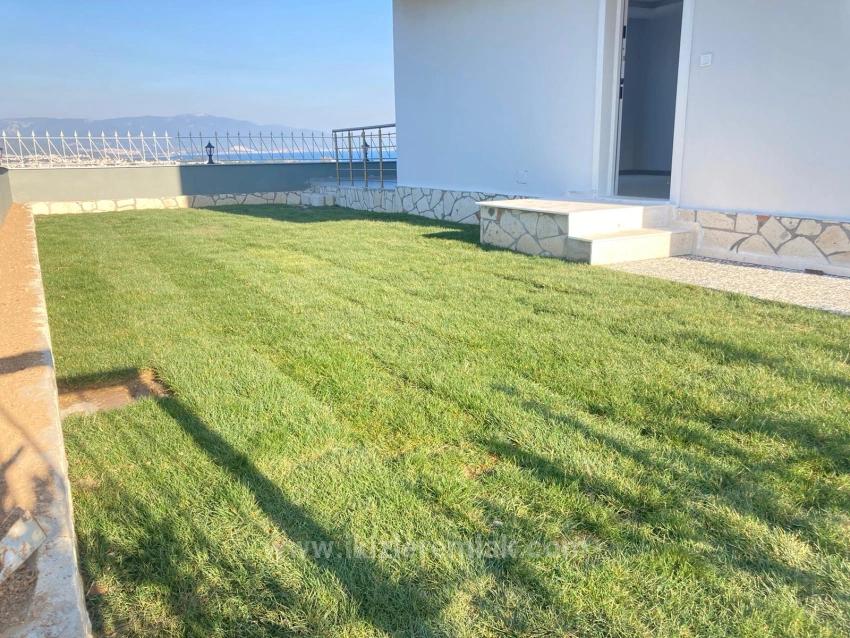 Seferihisar Doğanbeyde Satılık 2+1 Deniz Manzaralı Bahçeli Villa