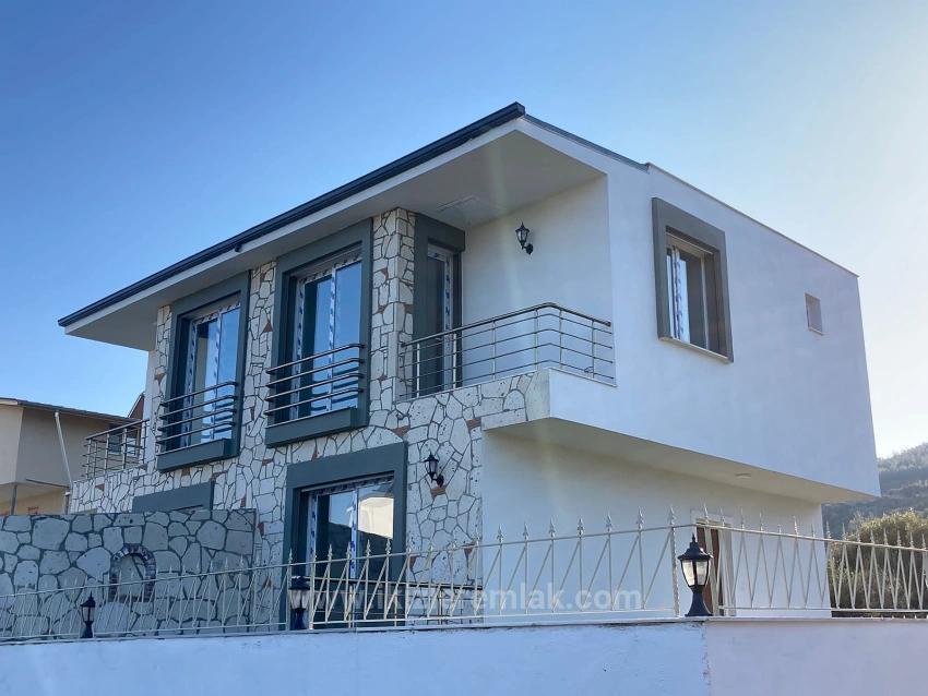 Seferihisar Doğanbeyde Satılık 2+1 Deniz Manzaralı Bahçeli Villa