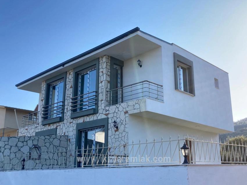 Seferihisar Doğanbeyde Satılık 2+1 Deniz Manzaralı Bahçeli Villa