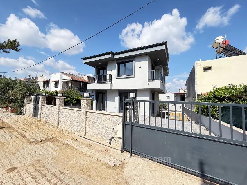 Doğanbeyde Denize Yakın 370 M2 Bahce Tek Müstakil 3+1 Villa