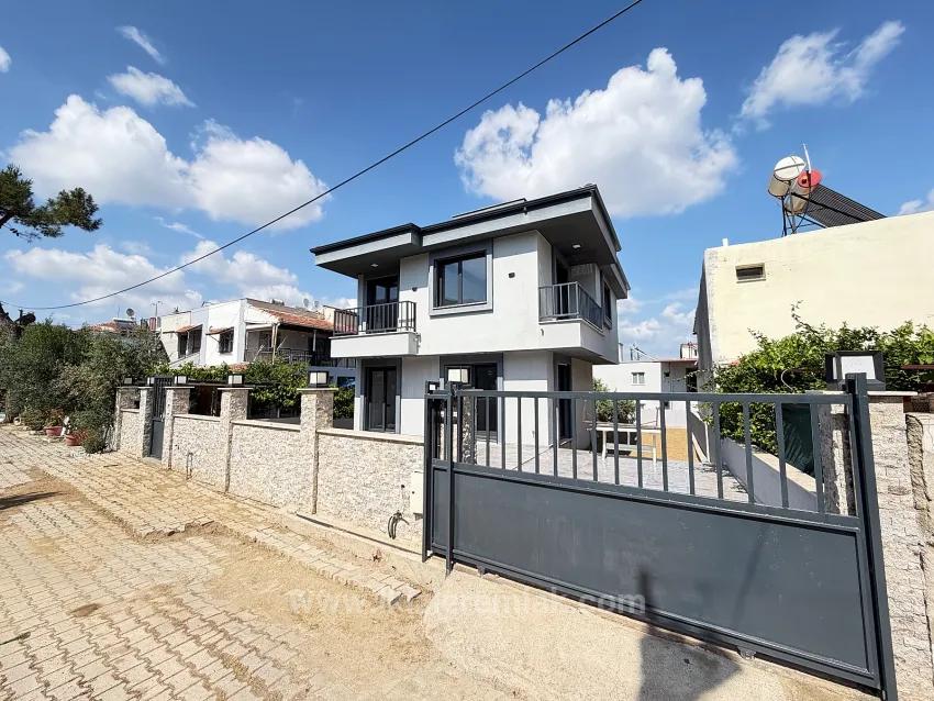 Doğanbeyde Denize Yakın 370 M2 Bahce Tek Müstakil 3+1 Villa
