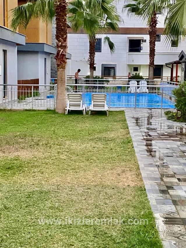 Seferihisar Doğanbey deniz tarafında site İçerisinde havuzlu tek müstakil villa