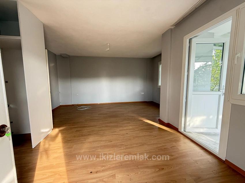 Seferihisar Doğanbey Merkez'de Satılık Geniş Bahçeli 4+1 Villa