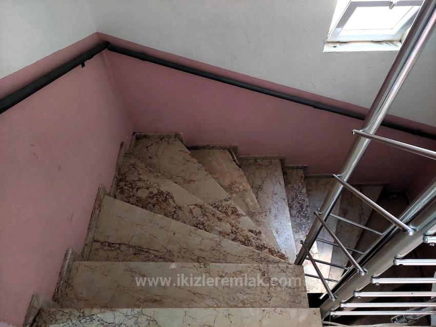 Seferihisar Ürkmez Merkez’de Satılık2+1 Ara Kat Daire