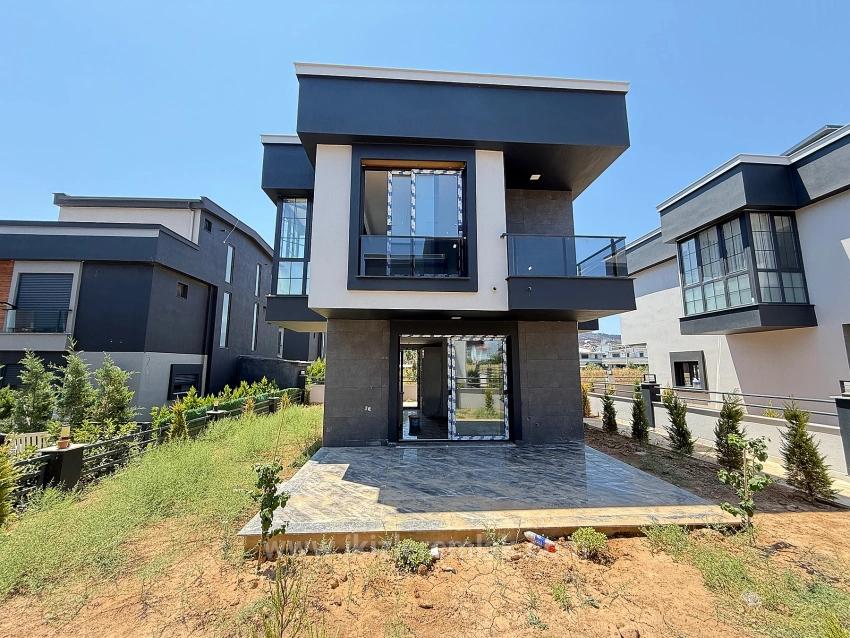 Seferihisar Doğanbey’de Satılık Müstakil Bahçeli 2 + 1 Villa