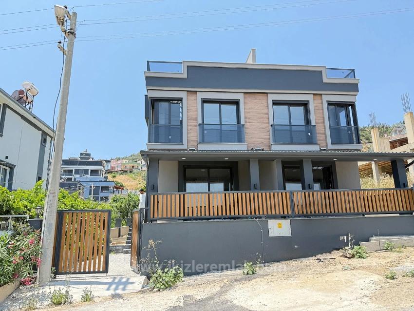 Seferihisar Doğanbeyde Satılık 3+1 Deniz Manzaralı Bahçeli Villa
