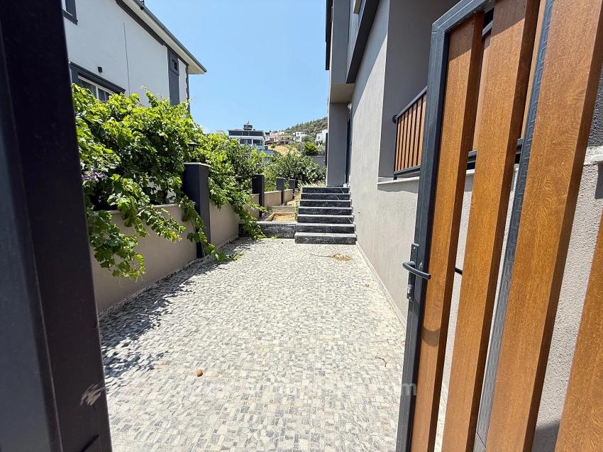 Seferihisar Doğanbeyde Satılık 3+1 Deniz Manzaralı Bahçeli Villa