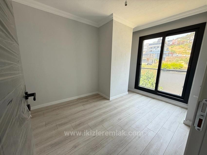 Seferihisar Doğanbeyde Satılık 3+1 Deniz Manzaralı Bahçeli Villa