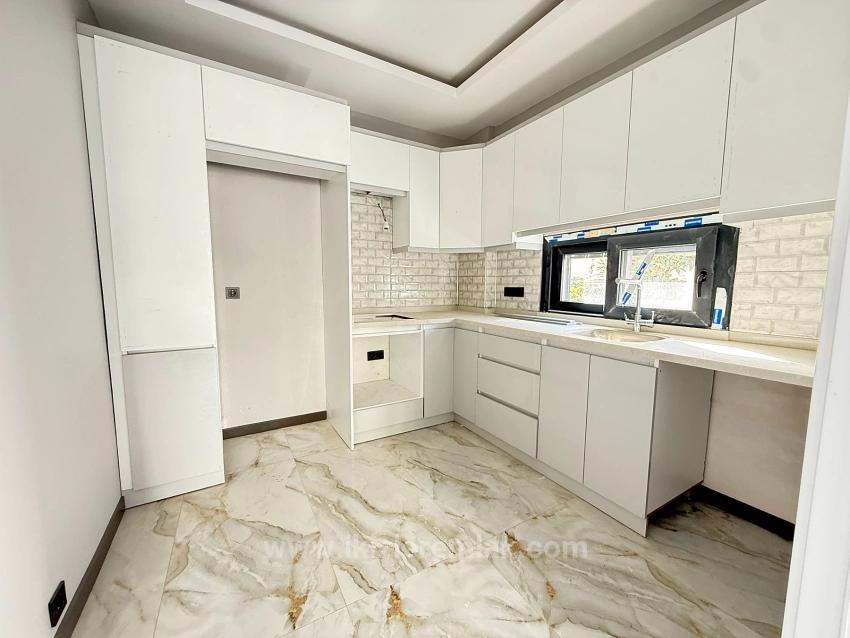 Ürkmez'de Deniz Manzaralı Müstakil Ayrı Mutfak 3+1 Köşe Villa