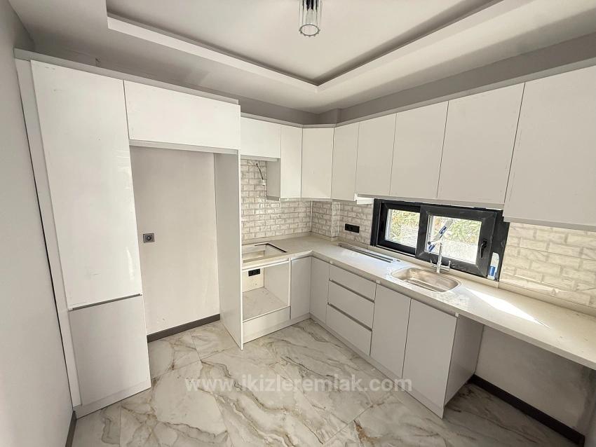 Ürkmez'de Deniz Manzaralı Müstakil Ayrı Mutfak 3+1 Köşe Villa