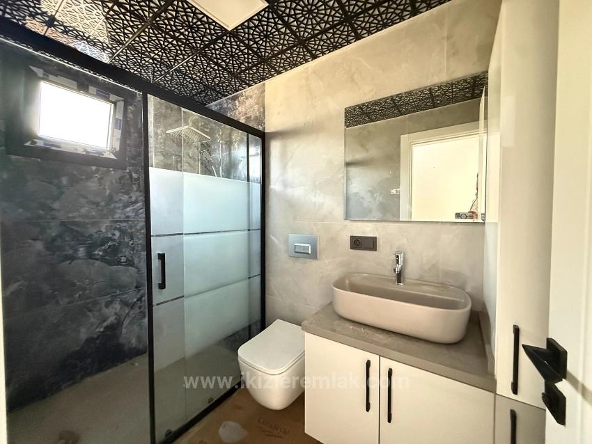 Ürkmez'de Deniz Manzaralı Müstakil Ayrı Mutfak 3+1 Köşe Villa