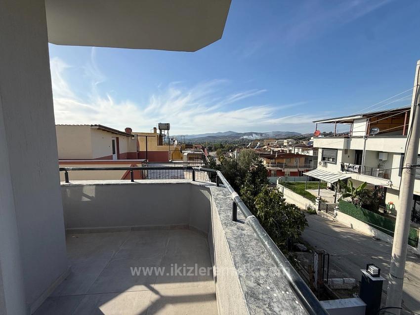 Ürkmez'de Deniz Manzaralı Müstakil Ayrı Mutfak 3+1 Köşe Villa