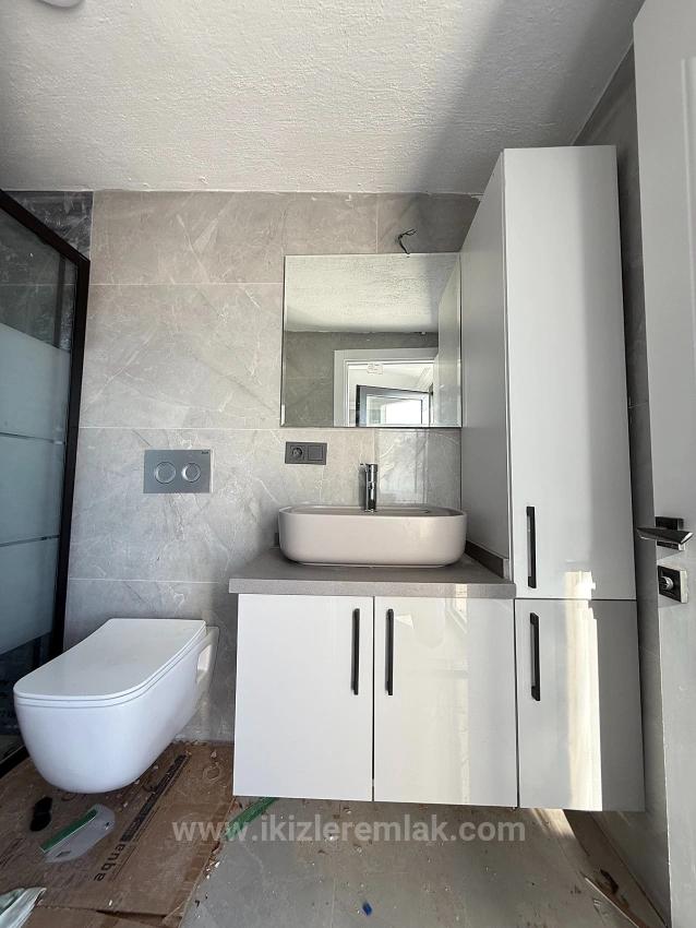 Ürkmez'de Deniz Manzaralı Müstakil Ayrı Mutfak 3+1 Köşe Villa