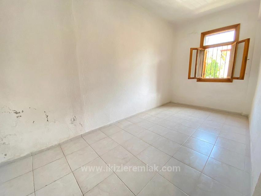 Seferihisar Ürkmez'de Deniz Tarafında Satılık 1+1. 85 M2 Daire