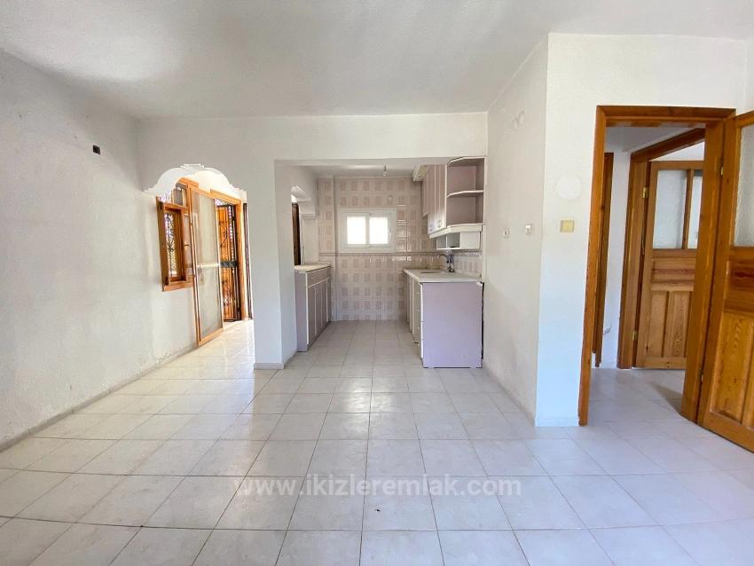 Seferihisar Ürkmez'de Deniz Tarafında Satılık 1+1. 85 M2 Daire