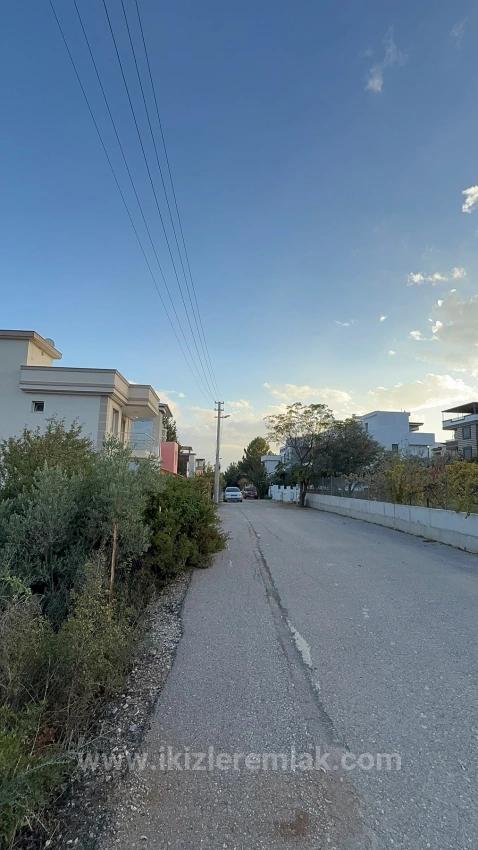 Seferihisar Doğanbey’de Satılık 285 Metre² İmarlı Köşe Arsa