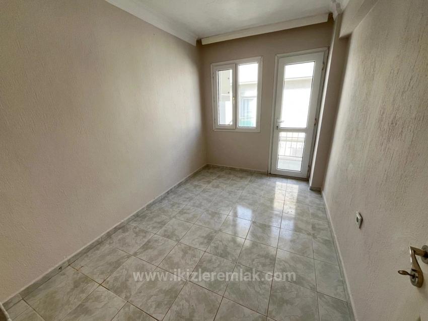 Ürkmez Merkezde Denıze Yakın Satılık Ara Kat Genis 2+1 Daire
