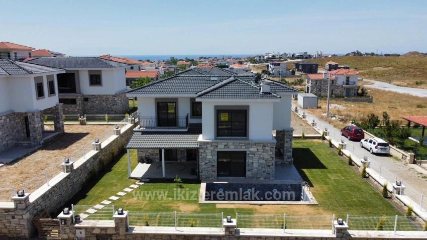 Seferihisar Akarcada Müstakil Havuzlu Lüx Şömüneli Satılık 4+1 Villa